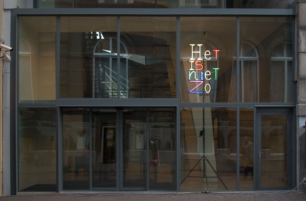 het neonwerk 'Het is niet zo' ge&iuml;nstalleerd op 22 november 2006. Na een grondige verbouwing van de voorpui van het logement. Het gebouw waar de parlementaire enqu&ecirc;te commissie zitting heeft &copy;Andr&eacute; Boone 