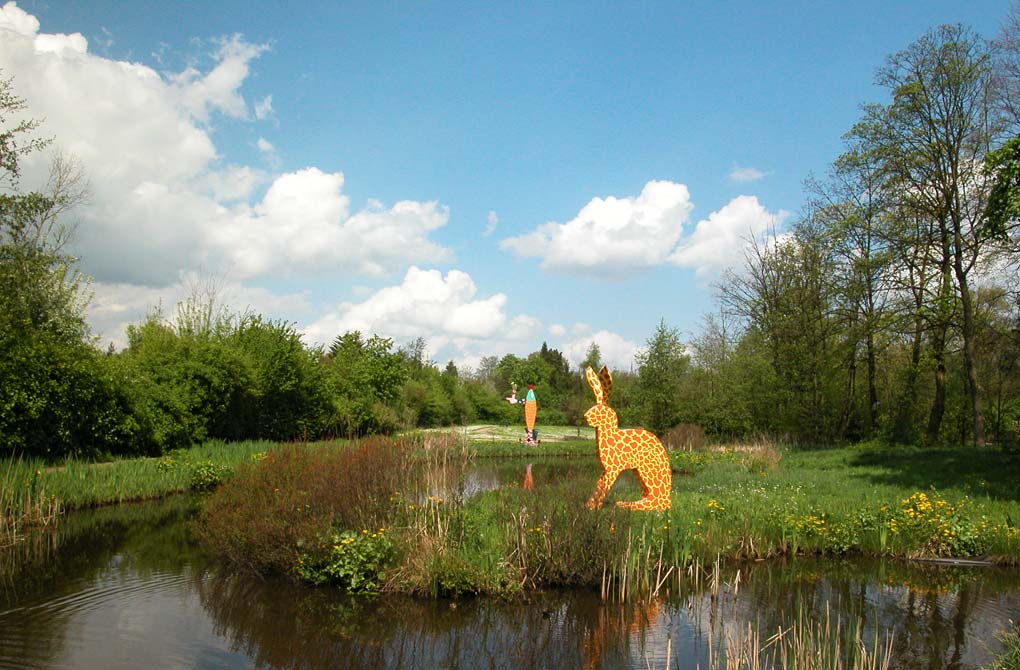 het beeld Giraf en de Zalm van lugh tijdens een tentoonstelling in Beerse, &copy; Andr&eacute; Boone