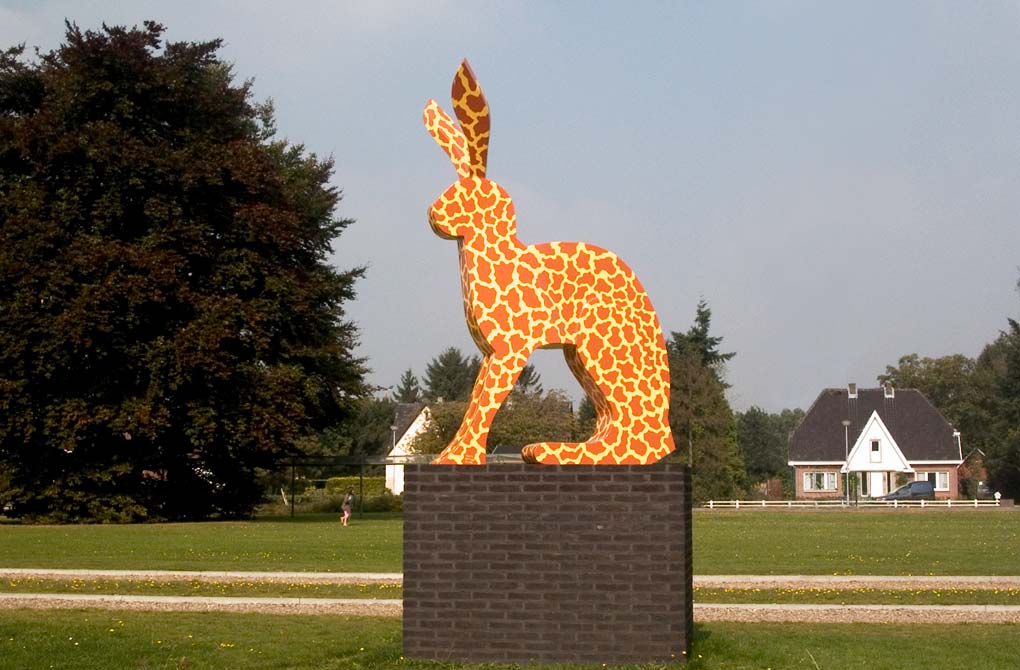 Op 28 augustus is het beeld met als titel Giraf, in de vorm van een haas met het kleuren patroon van een giraf geplaatst in Beerse, belgi&euml;. Het beeld ligt aan een drukke weg voor iedereen goed zichtbaar, &copy; Andr&eacute; Boone.