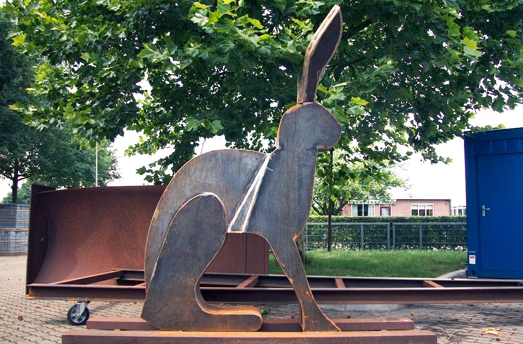 een giraf met cortenstalen oren, &copy; Andr&eacute; Boone