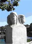 Janus is de god van in- en uitgangen, van deuren en poorten. In Rome markeert een beeld van de godheid Janus de uit 62 voor Christus stammende Pons Fabricius. 
	  De brug die het oude ziekenhuis, op het eiland Tiberina midden op de Tiber, verbindt met het vaste land