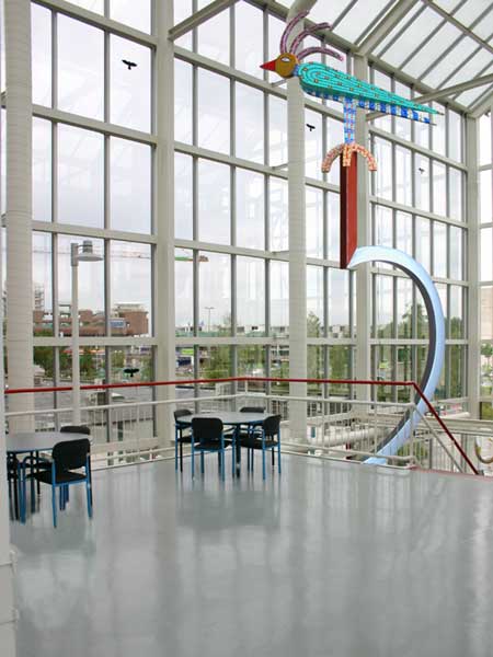 Sleutel, een gekleurde vogel op een hefboomsleutel, ontwerp voor het Flevoziekenhuis in Almere, &copy; Andr&eacute; Boone