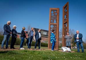 Stadtrat Theo Jansen (rechts) enth�llt zusammen mit Irene Loeff (gestreiftes Hemd) und Mieke Bles (blau) das Kunstwerk For&euml;s op Loovelden. 