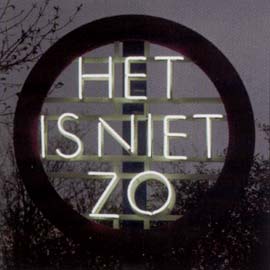 in het donker, een grote rode brede ring met in het midden de neonwoorden het is niet zo, &copy; Andr&eacute; Boone