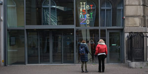 Voorbijgangers lezen de woorden in 2022