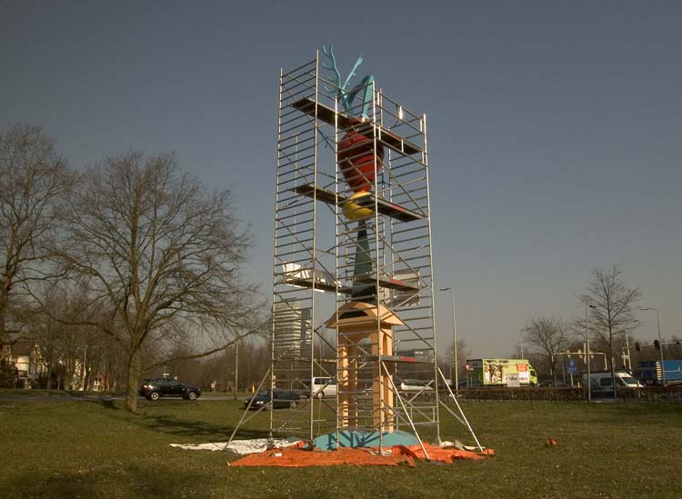 om veilig geschilderd te worden staat het beeld van twaalf meter in de steigers, &copy; Andr&eacute; Boone