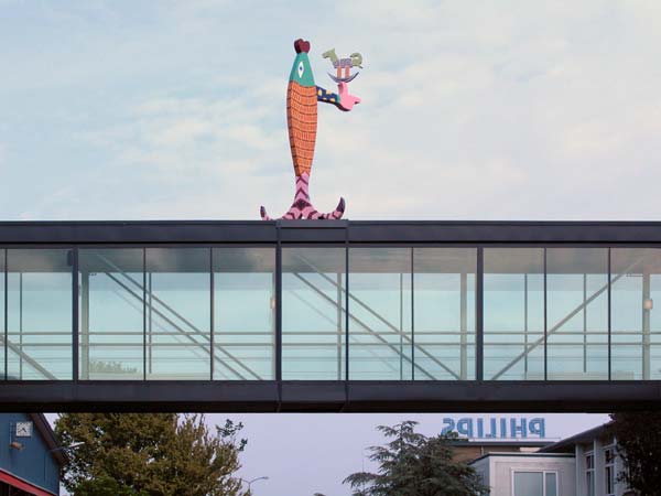 De zalm van Lugh boven op het dak van de loopbrug, &copy;andr&eacute; boone