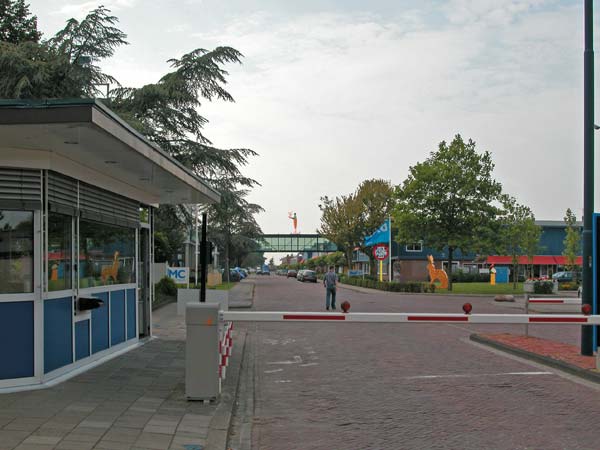Ingang van het fabrieksterrein. Rechtvooruit op het dak staat de Zalm van Lugh, links de beelden het is neit zo, de Giraf en de gevrfde vogel, &copy;andr&eacute; boone