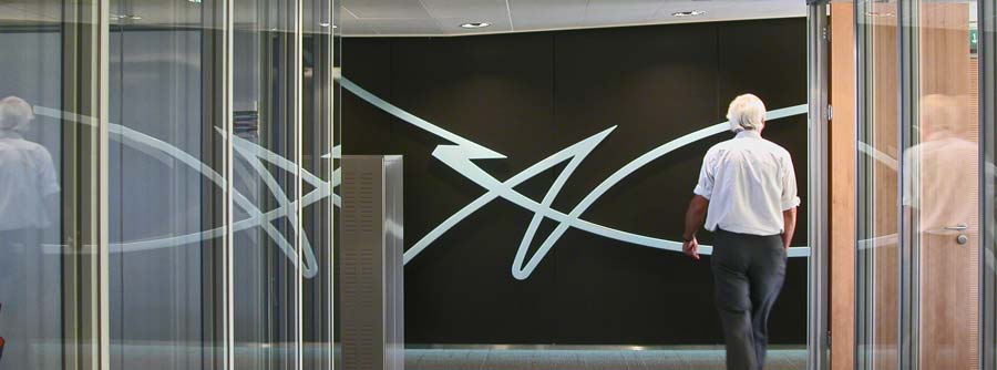blauw reli&euml;f, calligrafisch teken van een a, &copy; Andr&eacute; Boone