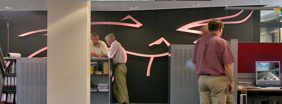 het roze reli&euml;f tussen de mensen, &copy; Andr&eacute; Boone