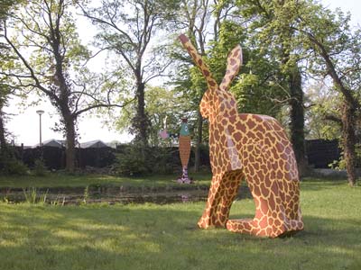 een haas met de schutskleuren in de tuin van de galerie, &copy;andr&eacute; boone