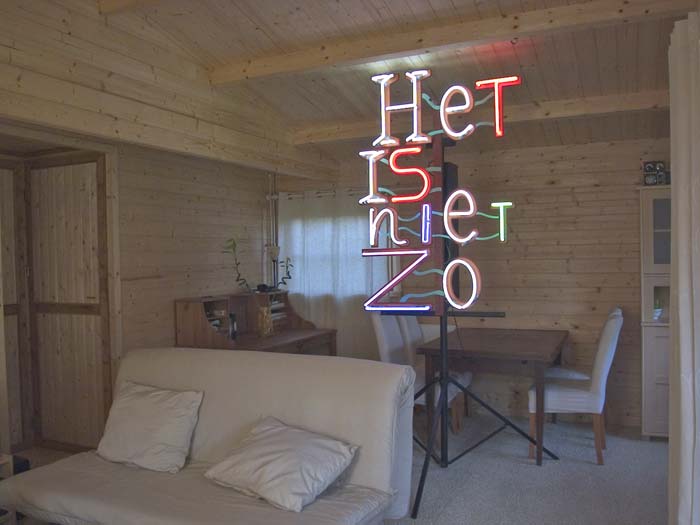 het neonbeeld in het interieur van een woonkamer als een ode aan de vermoorde columnist, presentator en cineast Theo van Gogh, &copy;andr&eacute; boone